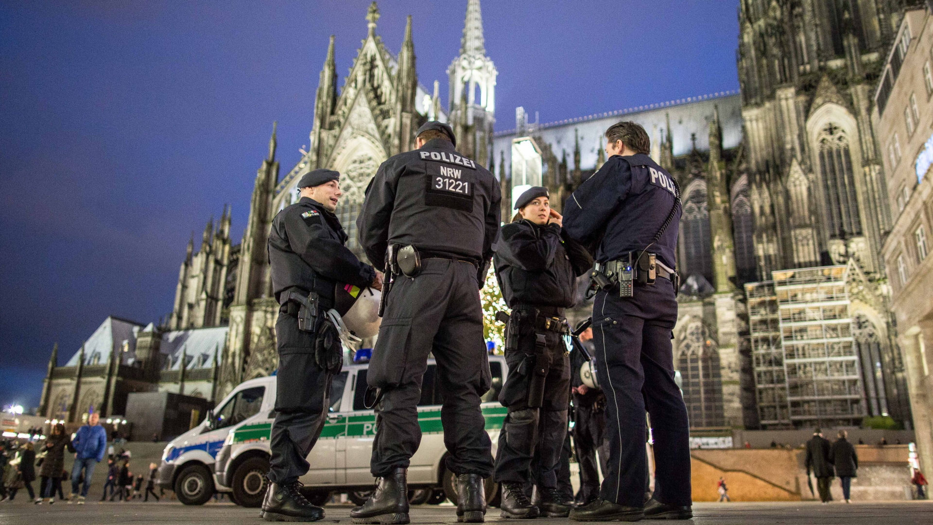 Mehrere Polizisten stehen neben dem Kölner Hauptbahnhof, im Hintergrund der Dom. | Bildquelle: 20160106