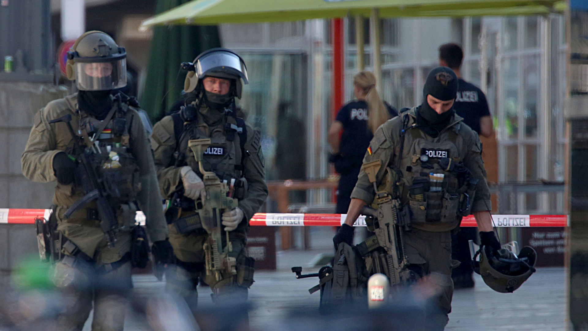 Polizeibeamte verlassen den Kölner Hauptbahnhof. | Bildquelle: dpa