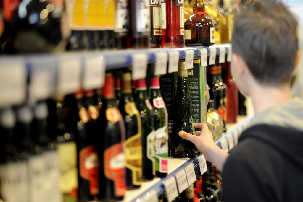Jugendlicher kauft Alkohol (Foto: dapd)