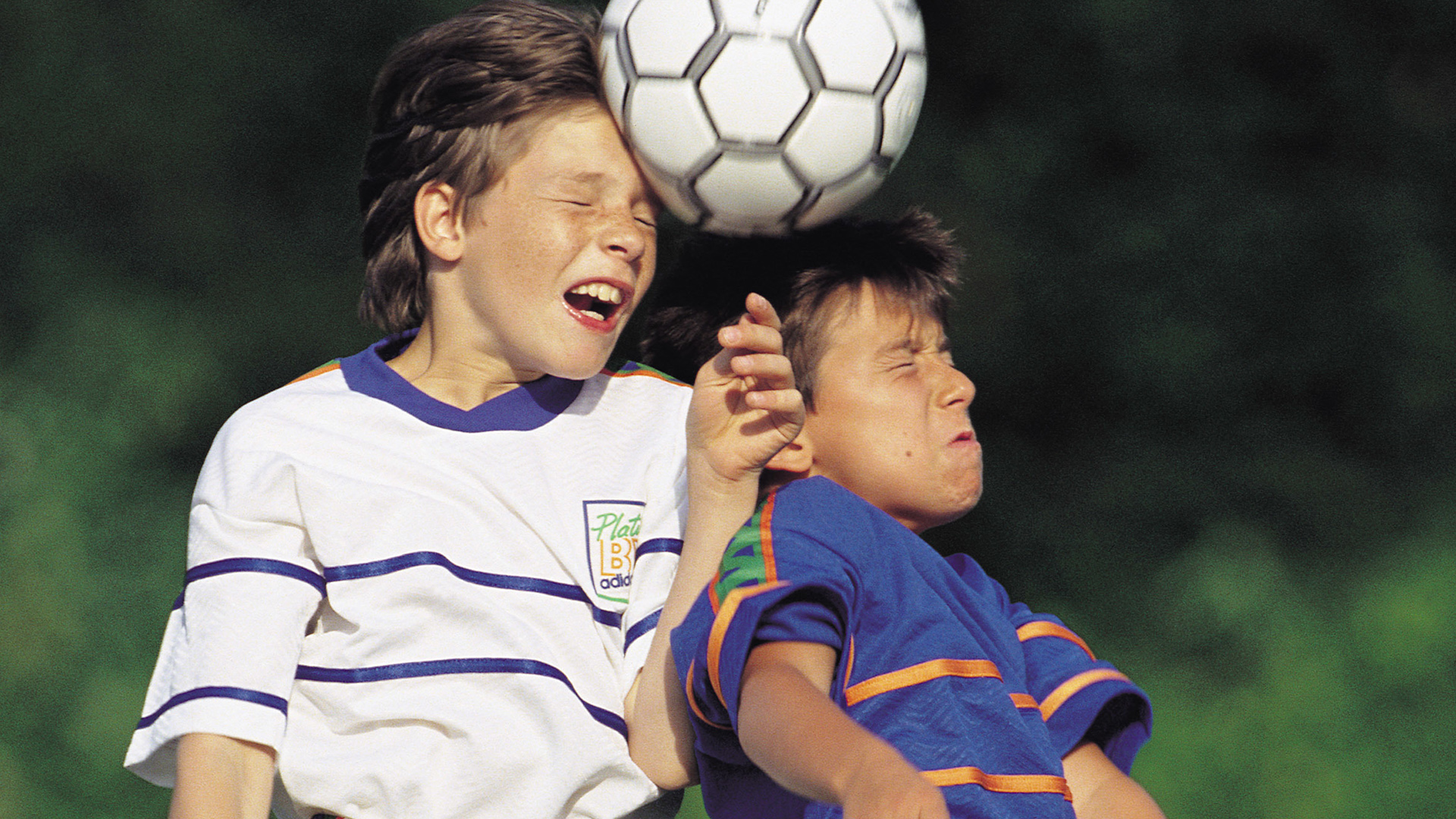 Zwei Jungen beim Kopfballduell. | Bildquelle: picture-alliance / ASA