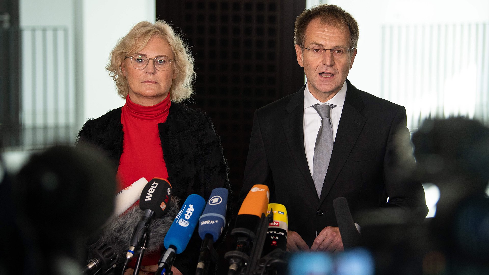 Christine Lambrecht und Peter Frank | Bildquelle: AFP