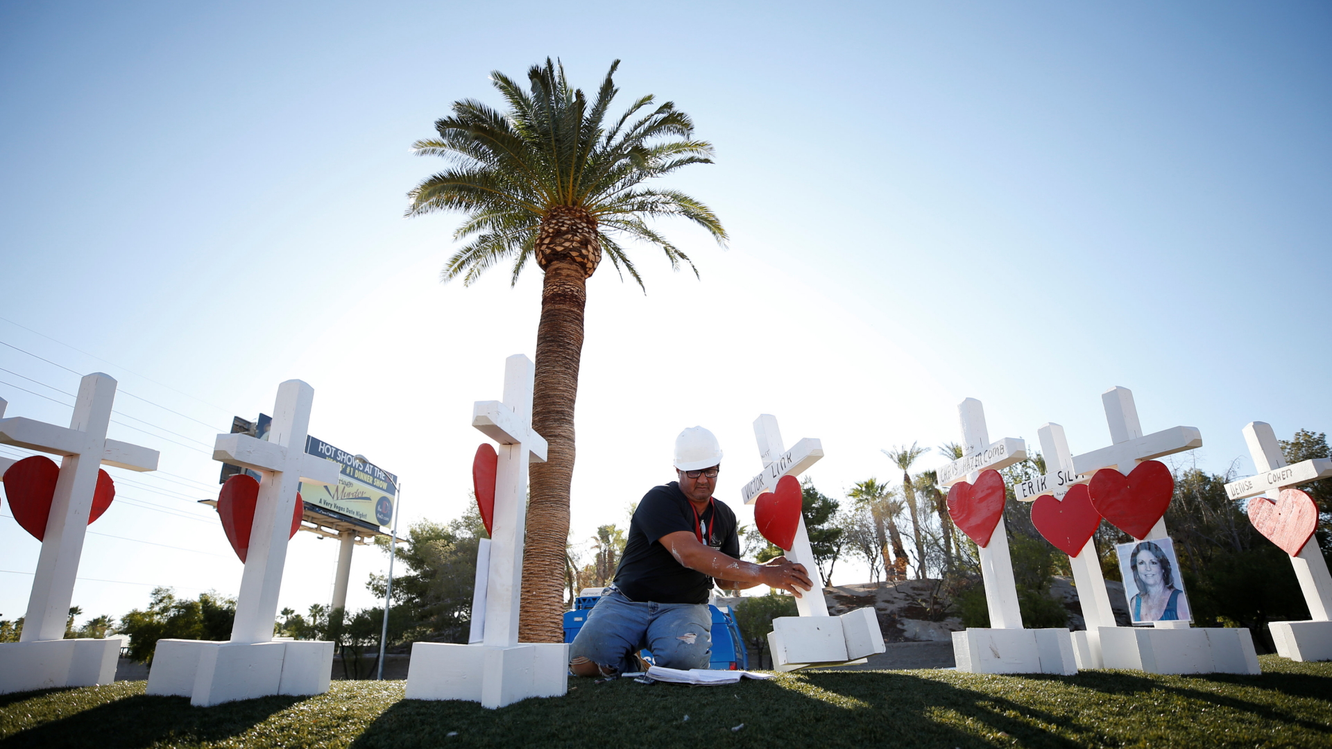 Kreuze aufgestellt in Las Vegas in Gedenken an die 58 Toten durch das Attentat während eines Country-Festivals | Bildquelle: REUTERS