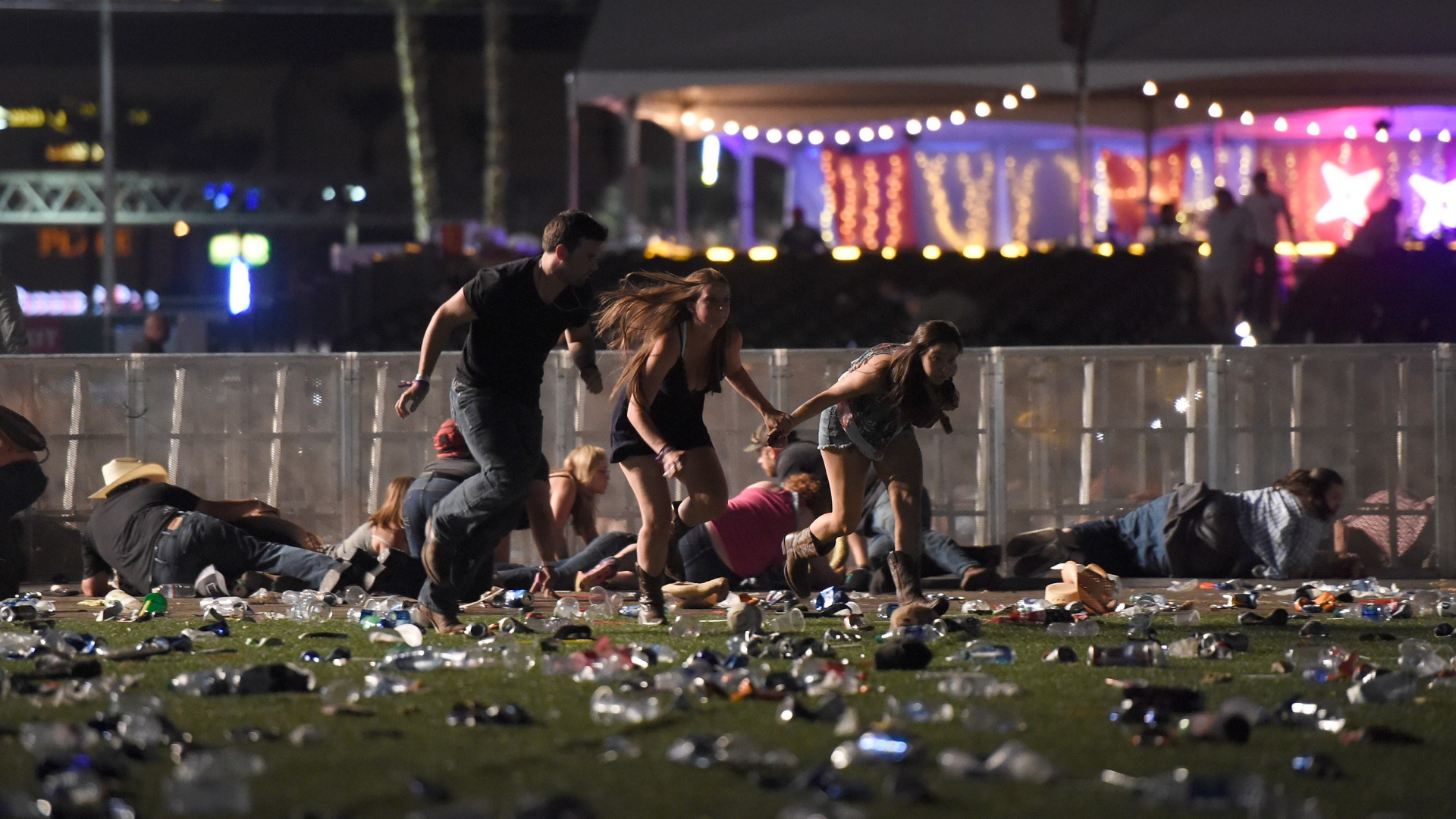 Menschen rennen vom Gelände eines Country-Music-Festivals in Las Vegas | Bildquelle: AFP