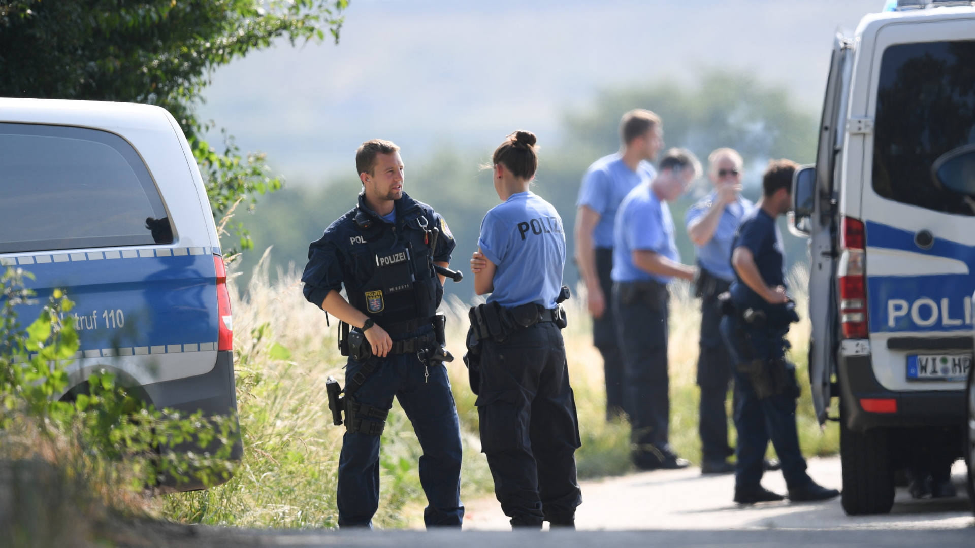 Polizisten am Leichenfundort in Wiesbaden | Bildquelle: dpa
