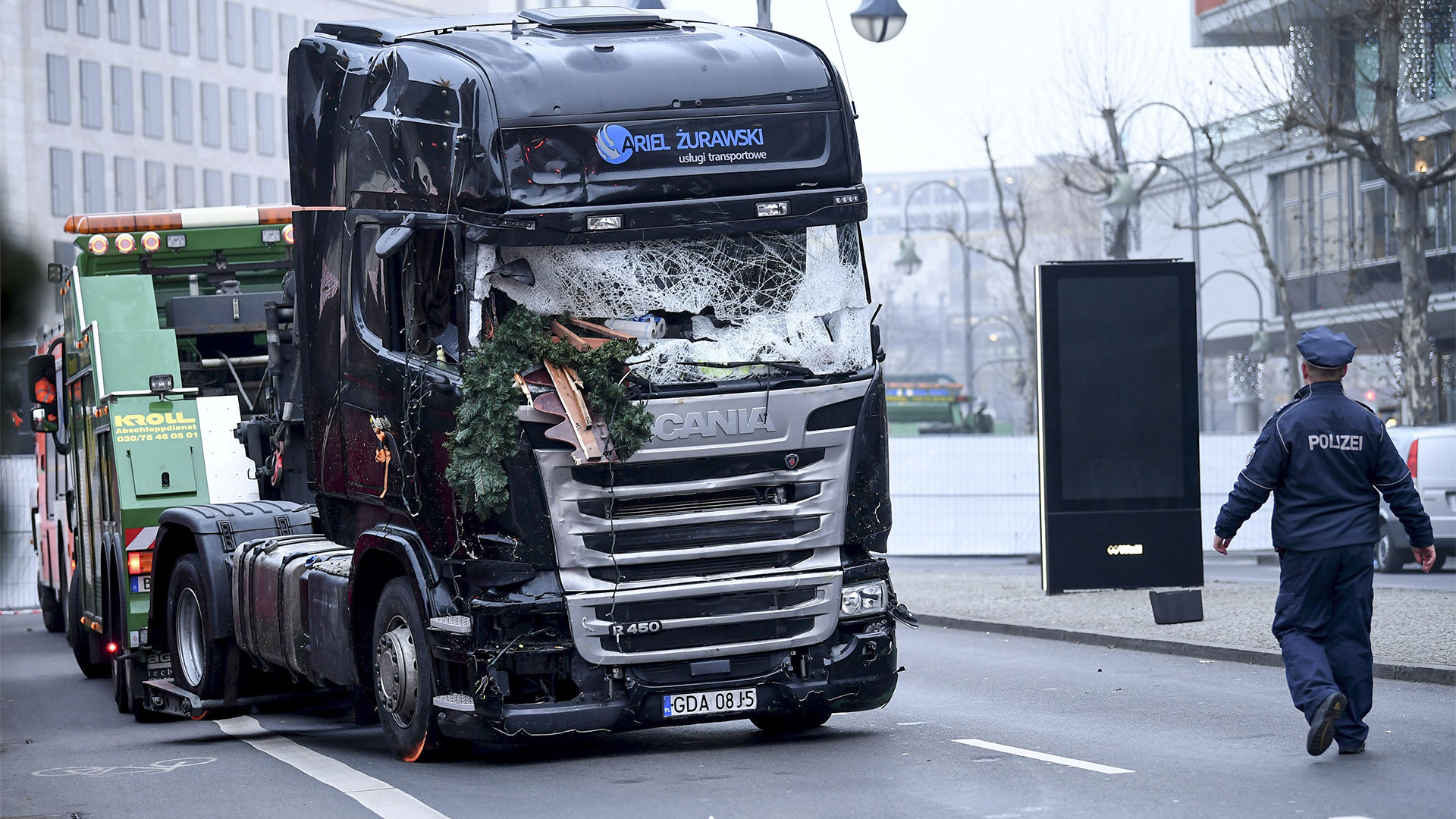 Bei Anschlag in Berlin zerstörter Lkw  | Bildquelle: dpa