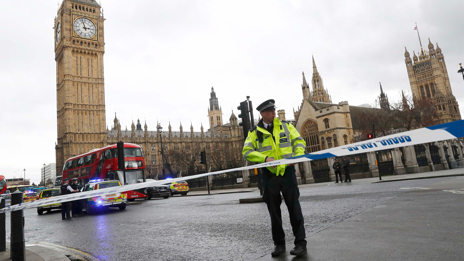 Ein Polizist steht hinter einer Absperrung vor dem Parlamentsgebäude in London | Bildquelle: REUTERS