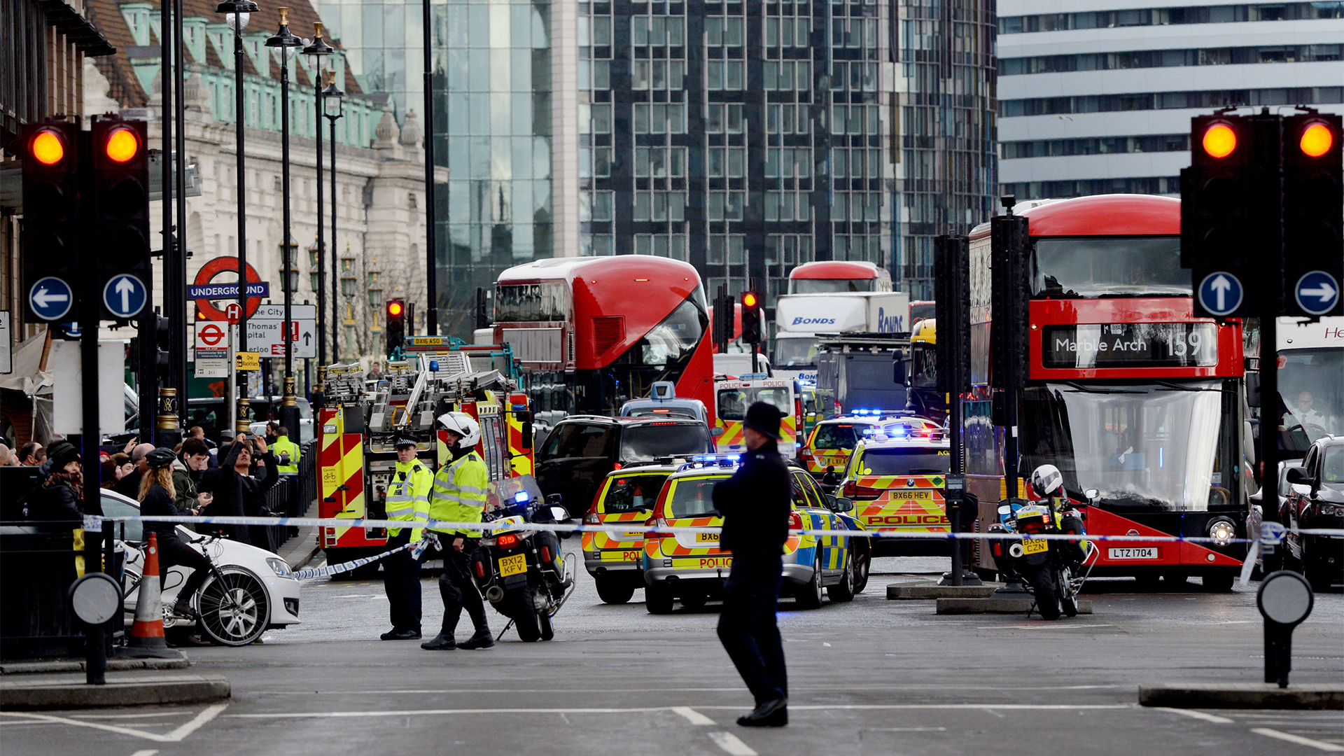 Eine abgesperrte Straße beim Parlamentsgebäude in London | Bildquelle: dpa