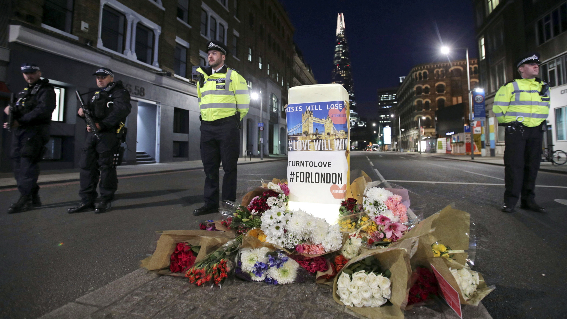 Blumen als Zeichen der Trauer nach dem Anschlag in London | Bildquelle: AP