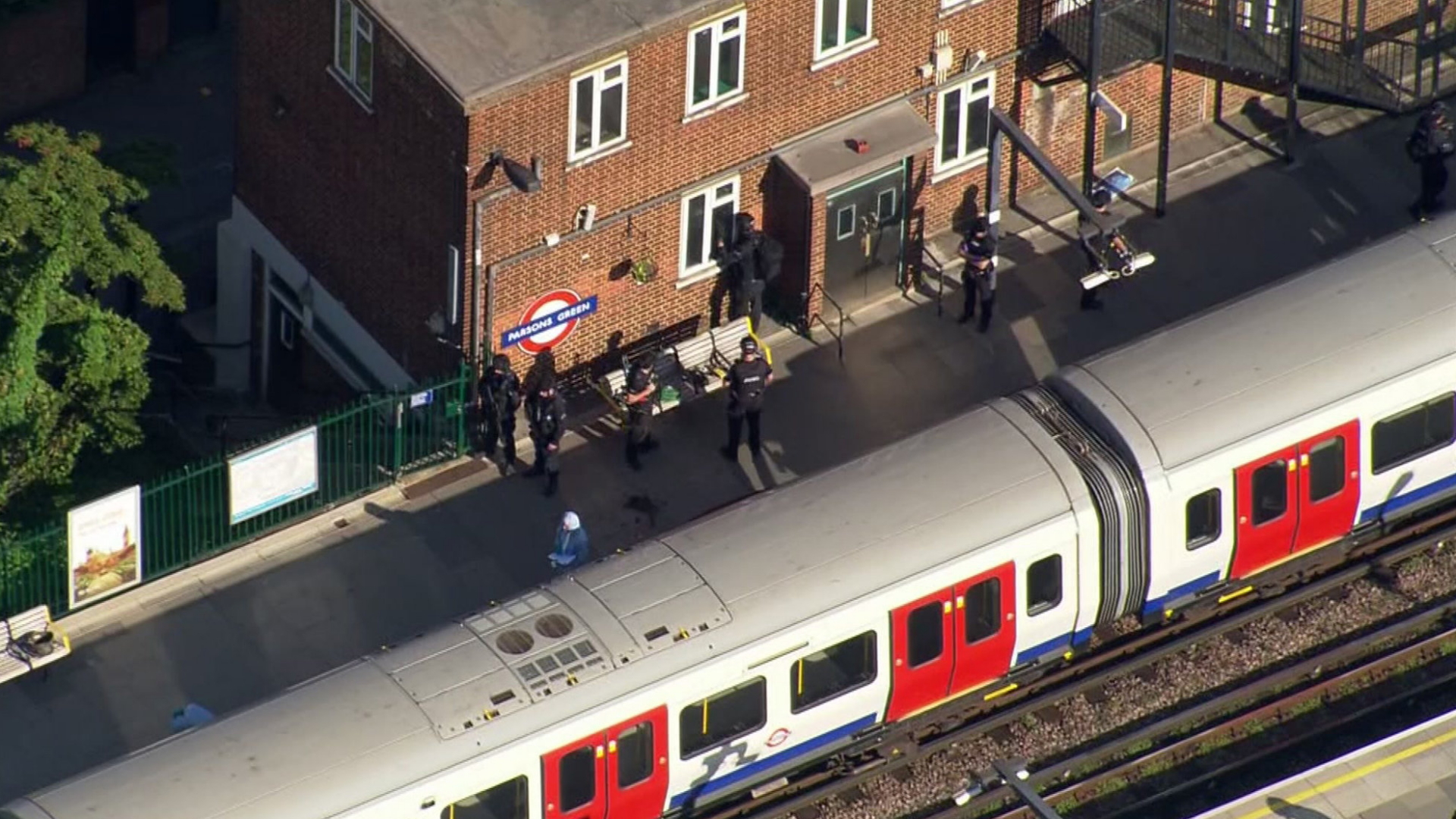 Schwer bewaffnete Polizisten stehan auf dem Bahnsteig in Parsons Green. | Bildquelle: dpa