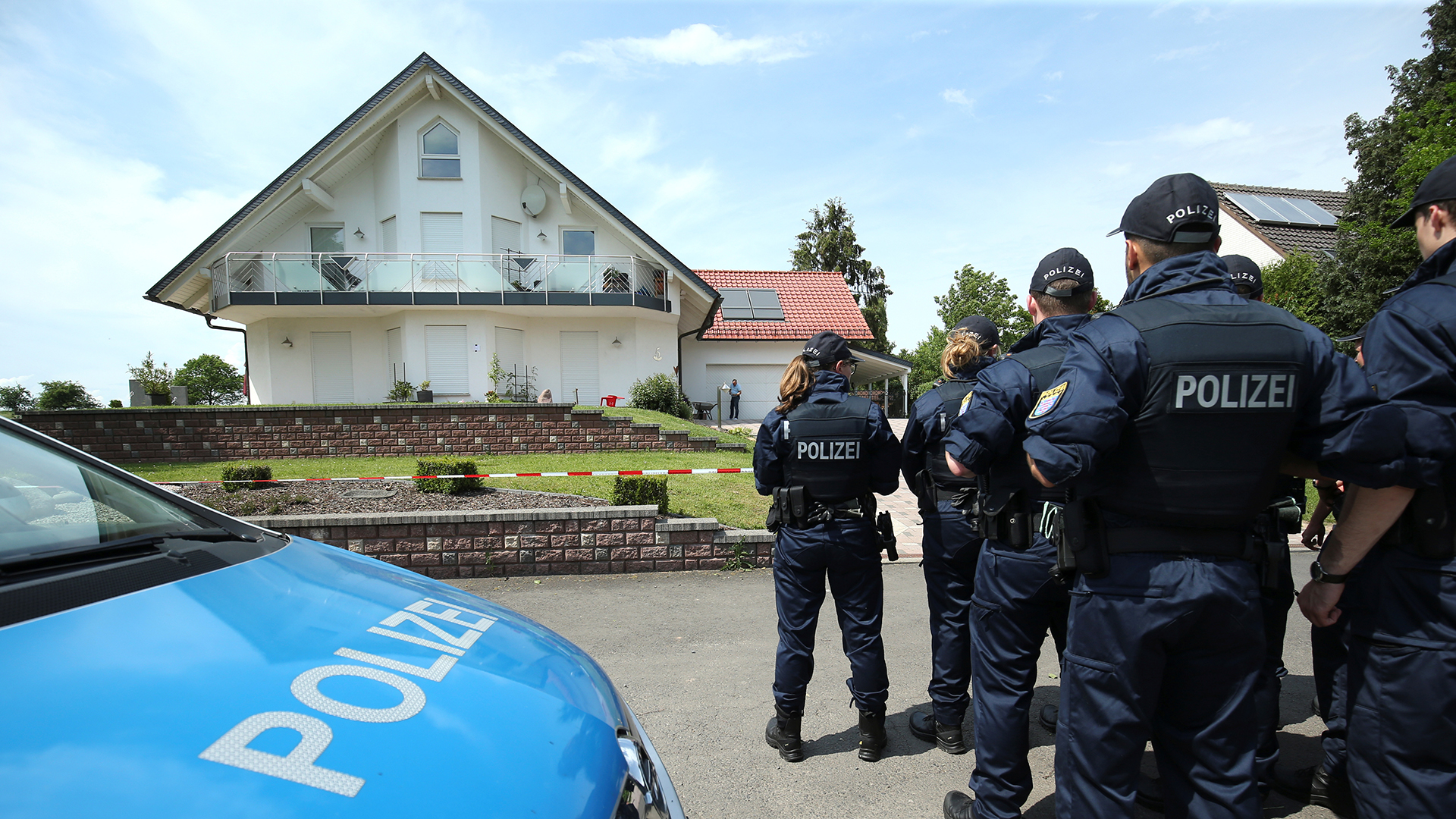Polizisten stehen vor dem Haus des ermordeten Walter Lübcke. | Bildquelle: REUTERS