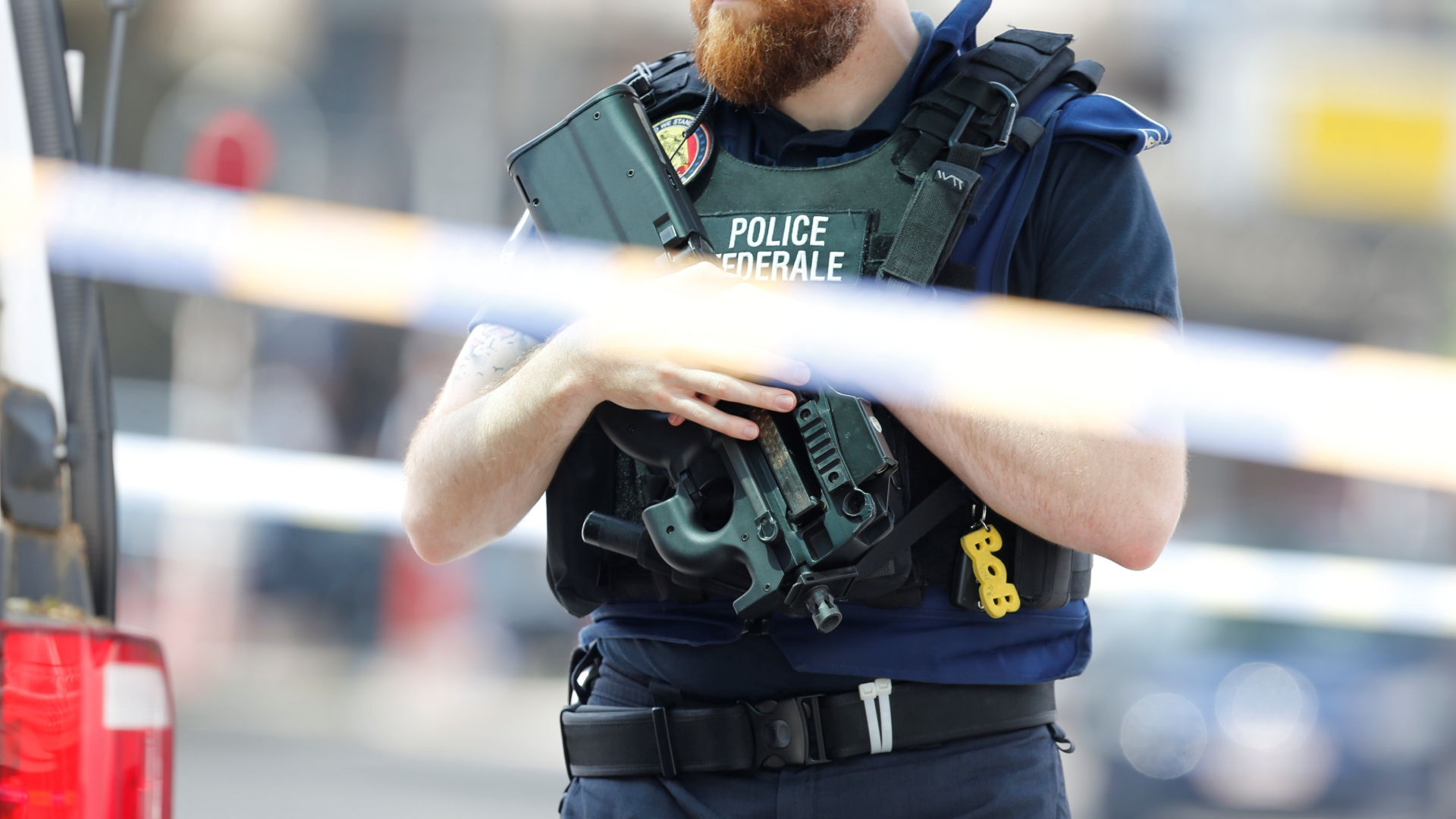 Ein Polizist am Tatort in Lüttich | Bildquelle: REUTERS
