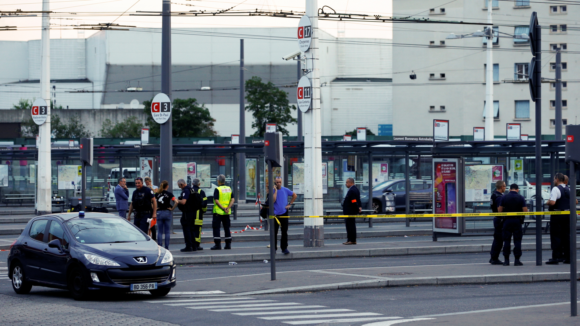 Die französische Polizei sperrt den Tatort in Villeurbanne ab. | Bildquelle: REUTERS