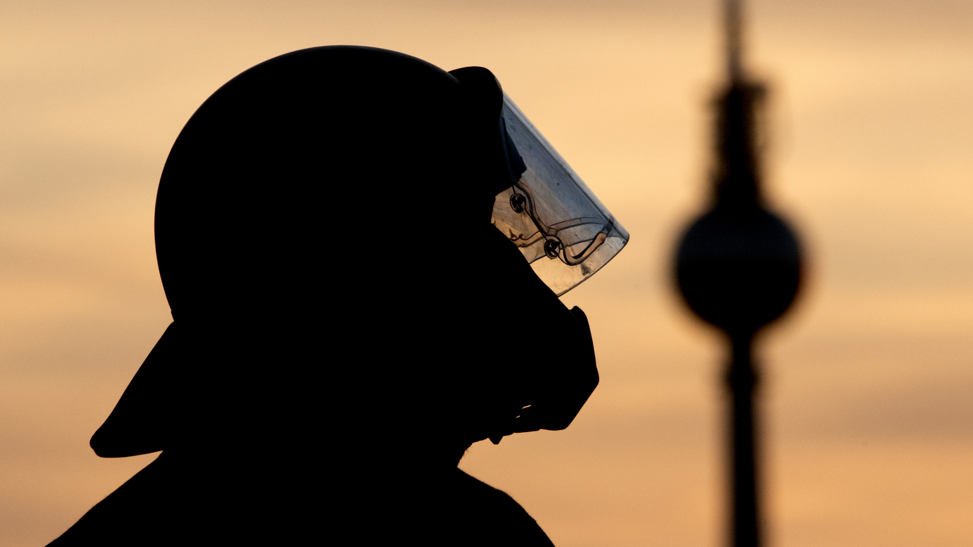 Die Silhouette eines Polizisten ist während der "Revolutionären 1. Mai-Demonstration" Friedrichshain vor dem Abendhimmel zu sehen (Archivbild). | Bildquelle: dpa
