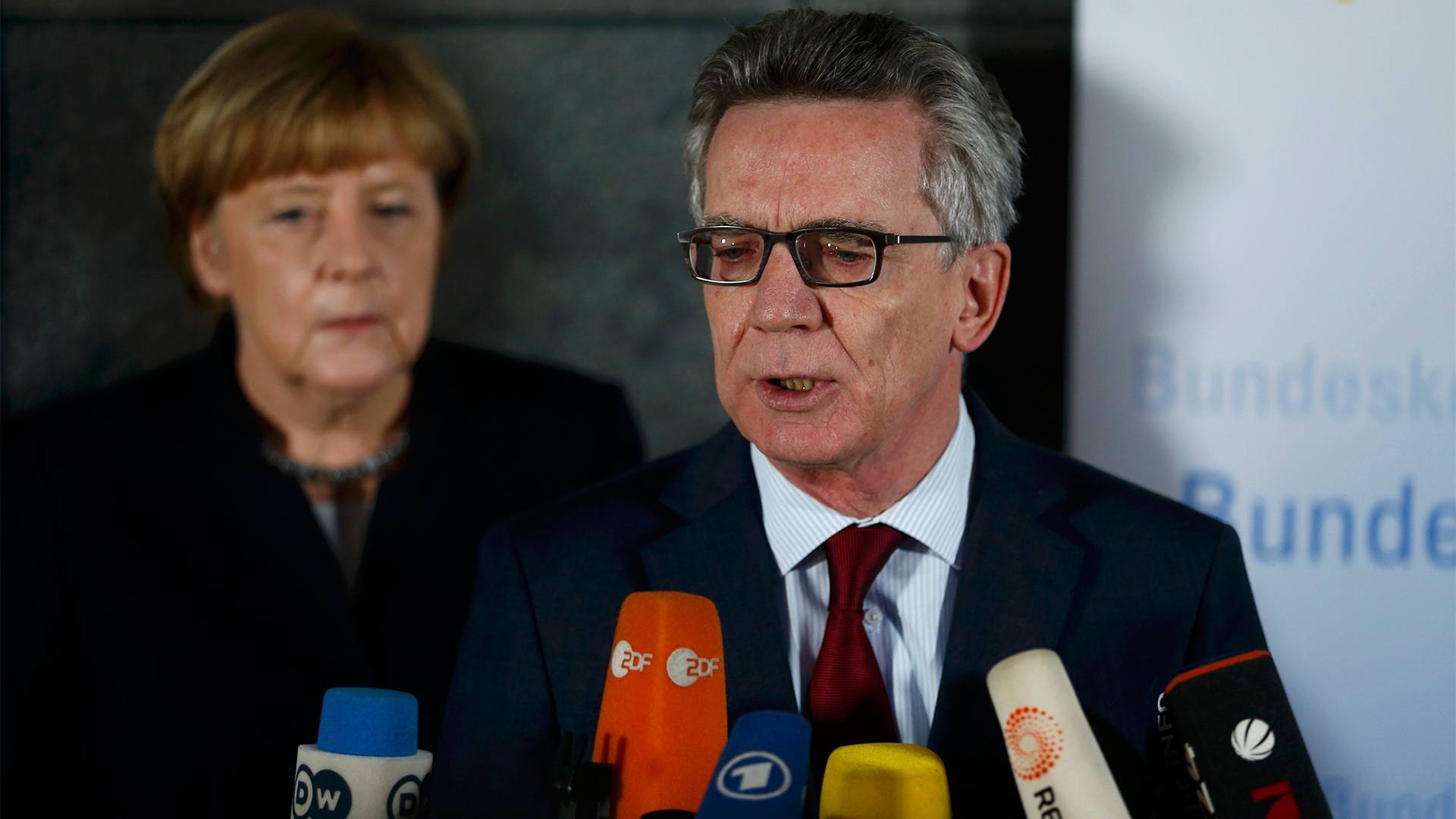 De Maizière und Merkel bei der Pressekonferenz | Bildquelle: REUTERS