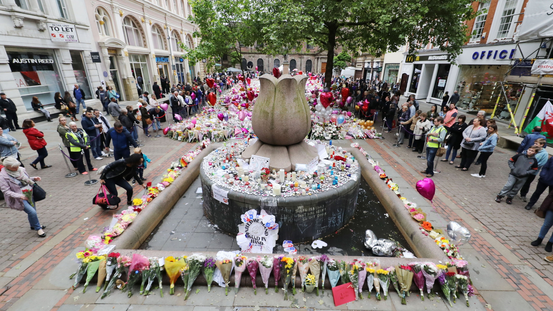 Nach dem Anschlag von Manchester legen Menschen Blumen für die Opfer nieder.  | Bildquelle: dpa
