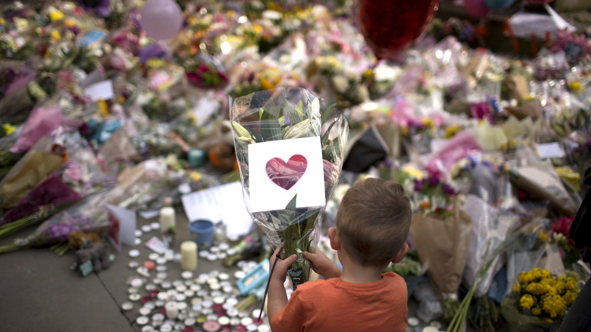 Junge mit Blumenstrauß in Manchester | Bildquelle: AP