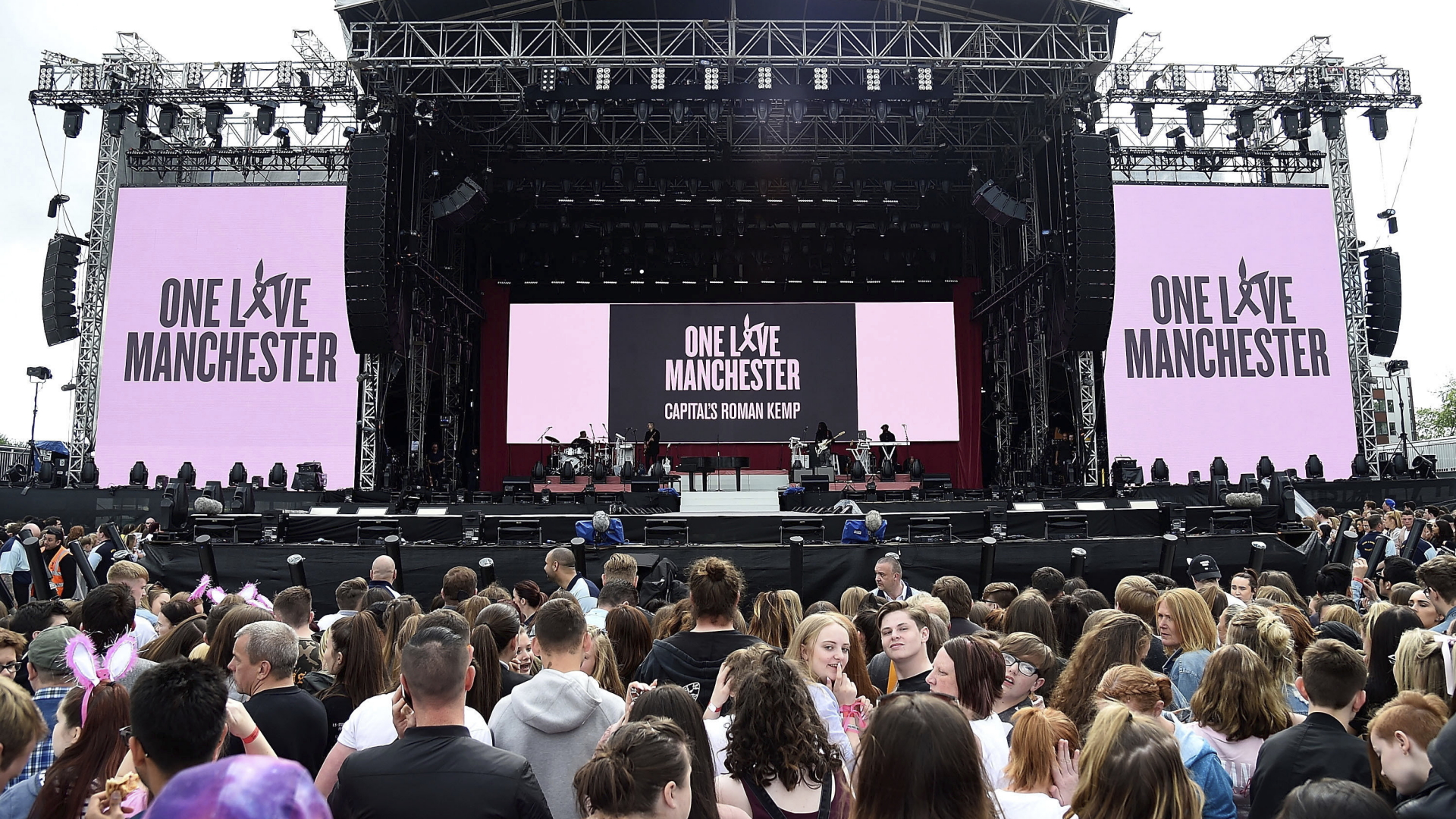 Die Bühne vor Beginn von "One Lobe Manchester" | Bildquelle: dpa