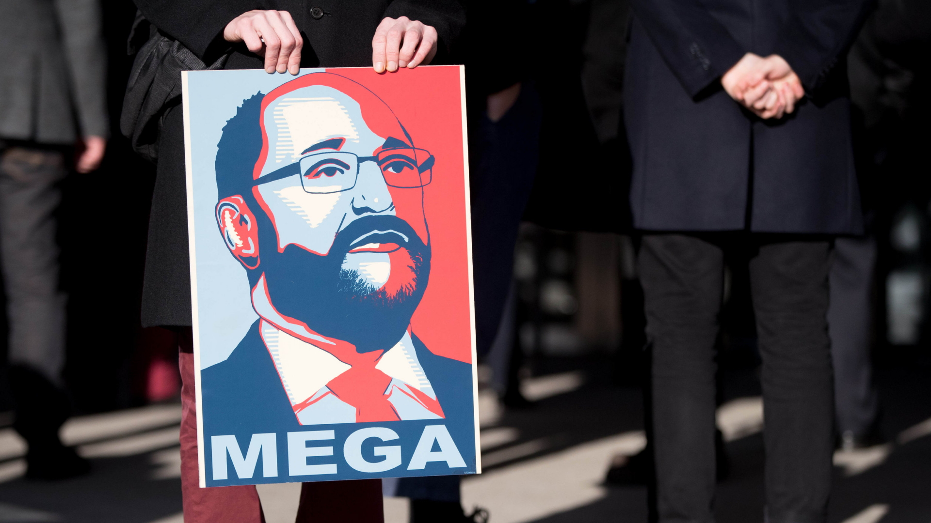 Ein SPD-Parteianhänger mit einem Obamas Wahlkampf nachempfundenen Plakat mit einem Bild des SPD-Kanzlerkandidaten Martin Schulz