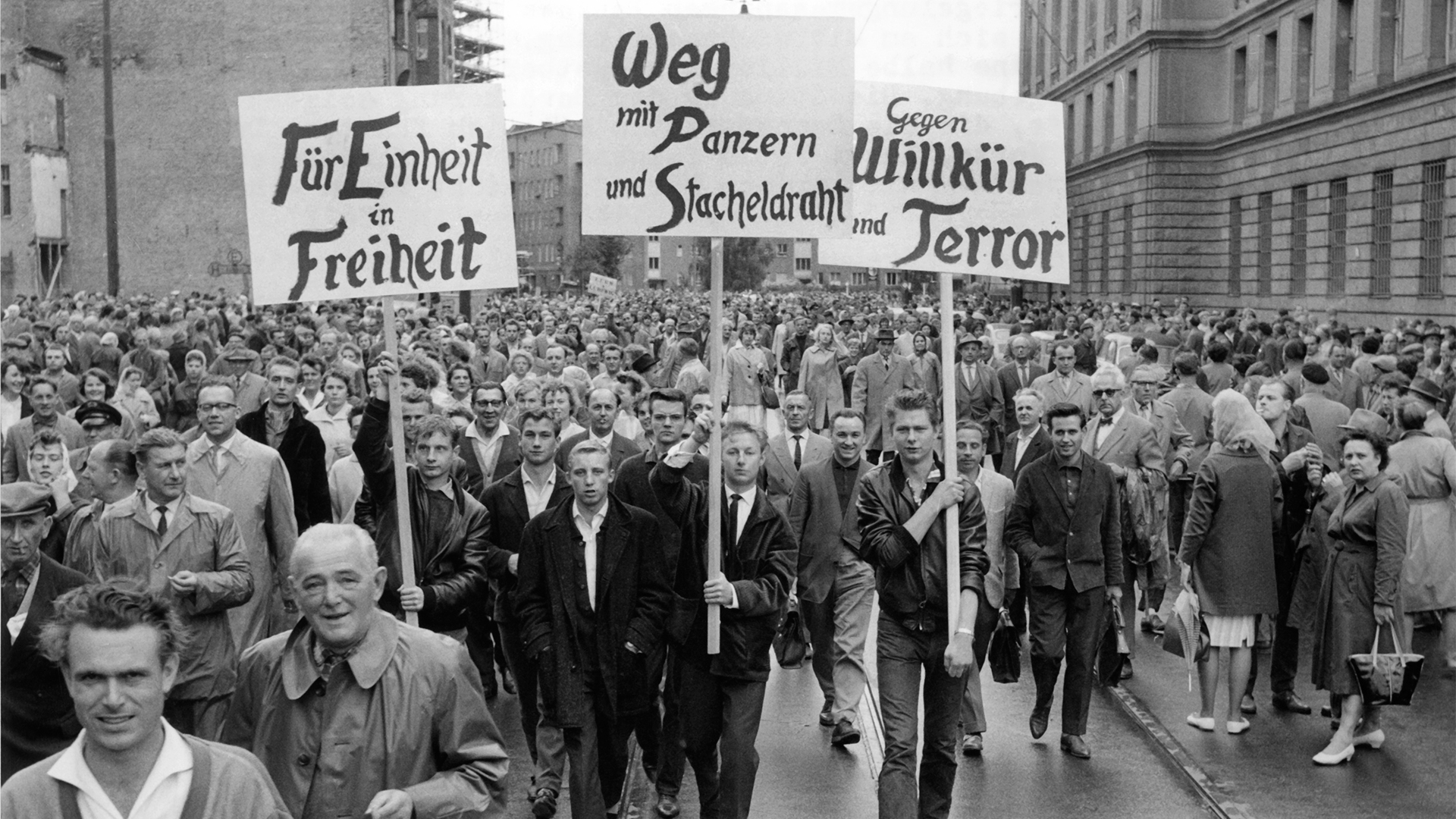 Proteste zum Mauerbau in  Westberlin