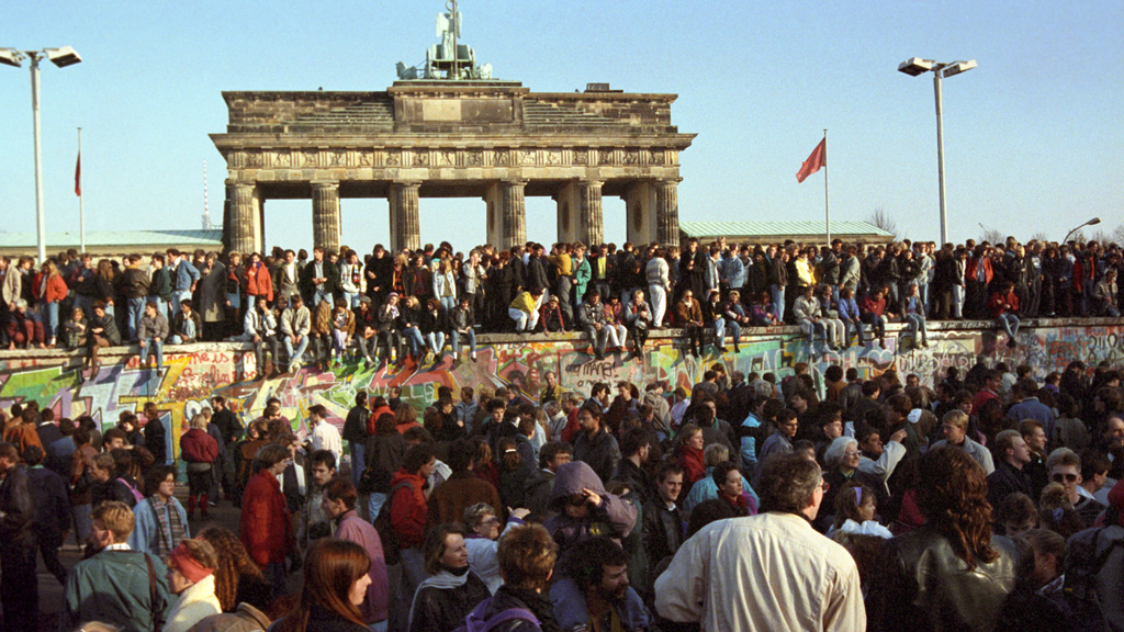 Unzählige Menschen am 10. November 1989 auf und vor der Mauer am Brandenburger Tor