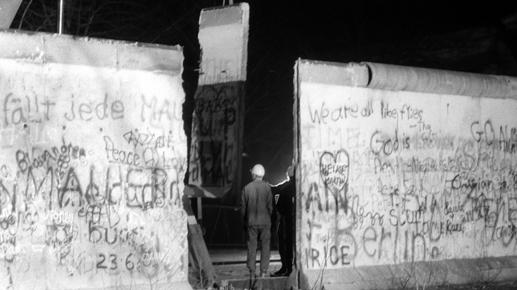 Ein erstes Segment der Berliner Mauer am Brandenburger Tor wird entfernt