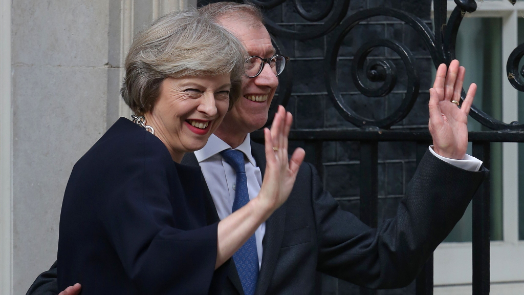 Großbritanniens Premierministerin Theresa May mit ihrem Ehemann Philip John