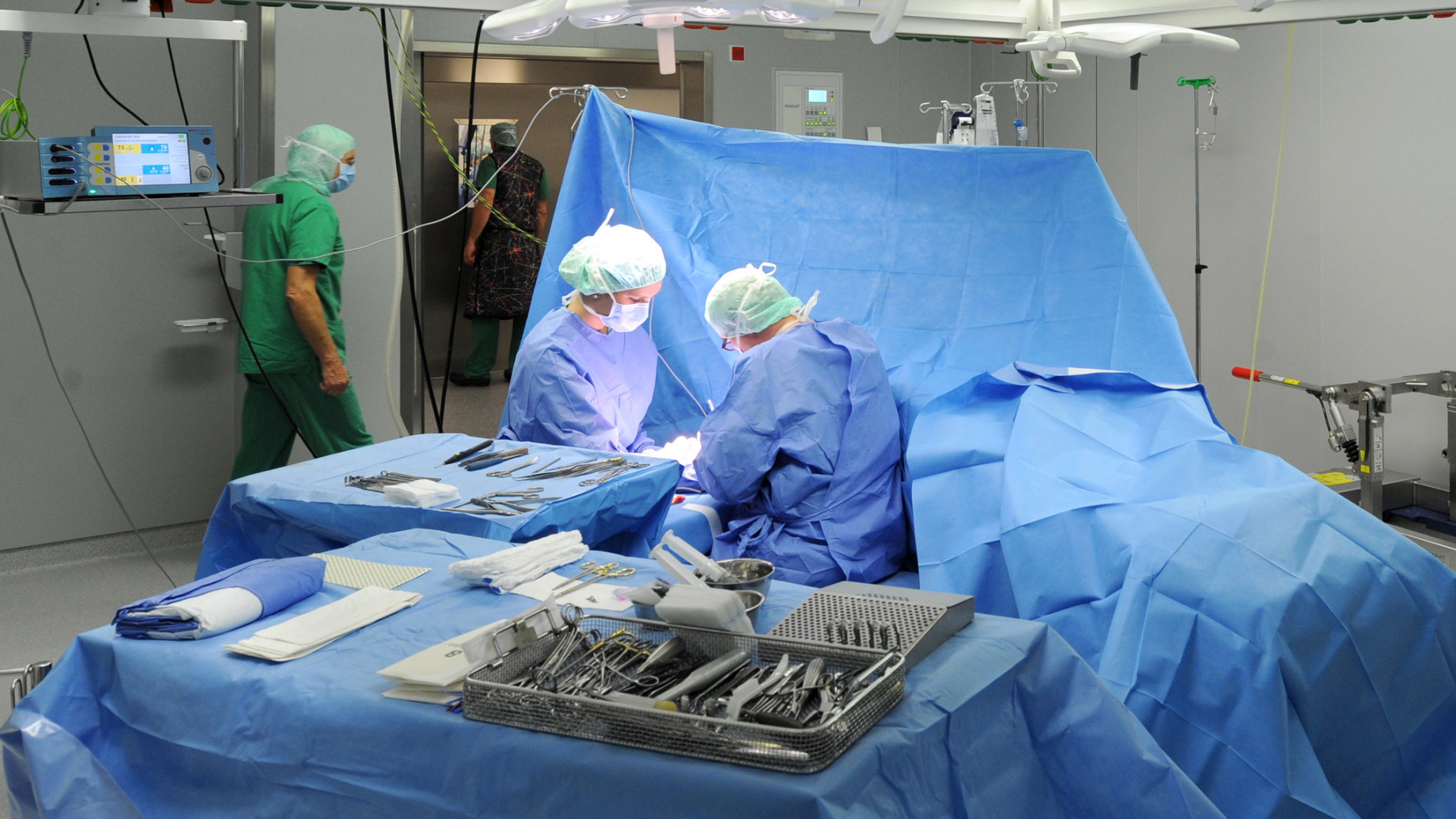 Zwei Ärzte arbeiten in einem Operationssaal im Roten-Kreuz-Krankenhaus in Bremen. | Bildquelle: dpa