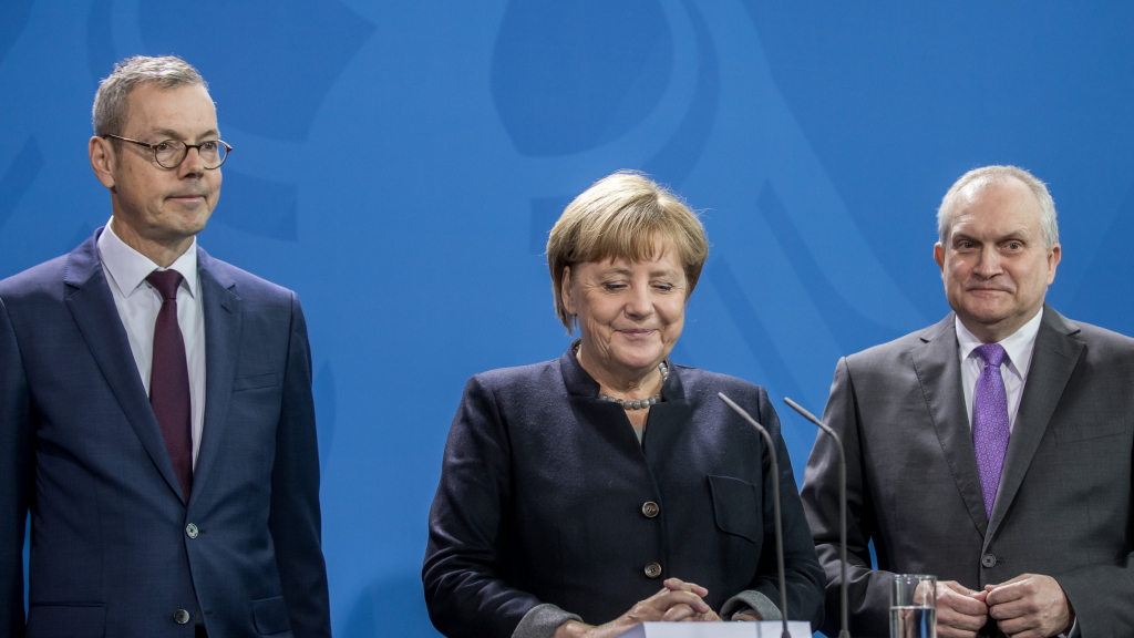 Bundeskanzlerin Merkel neben den Wirtschaftswaisen Schmidt (r) und Bofinger
