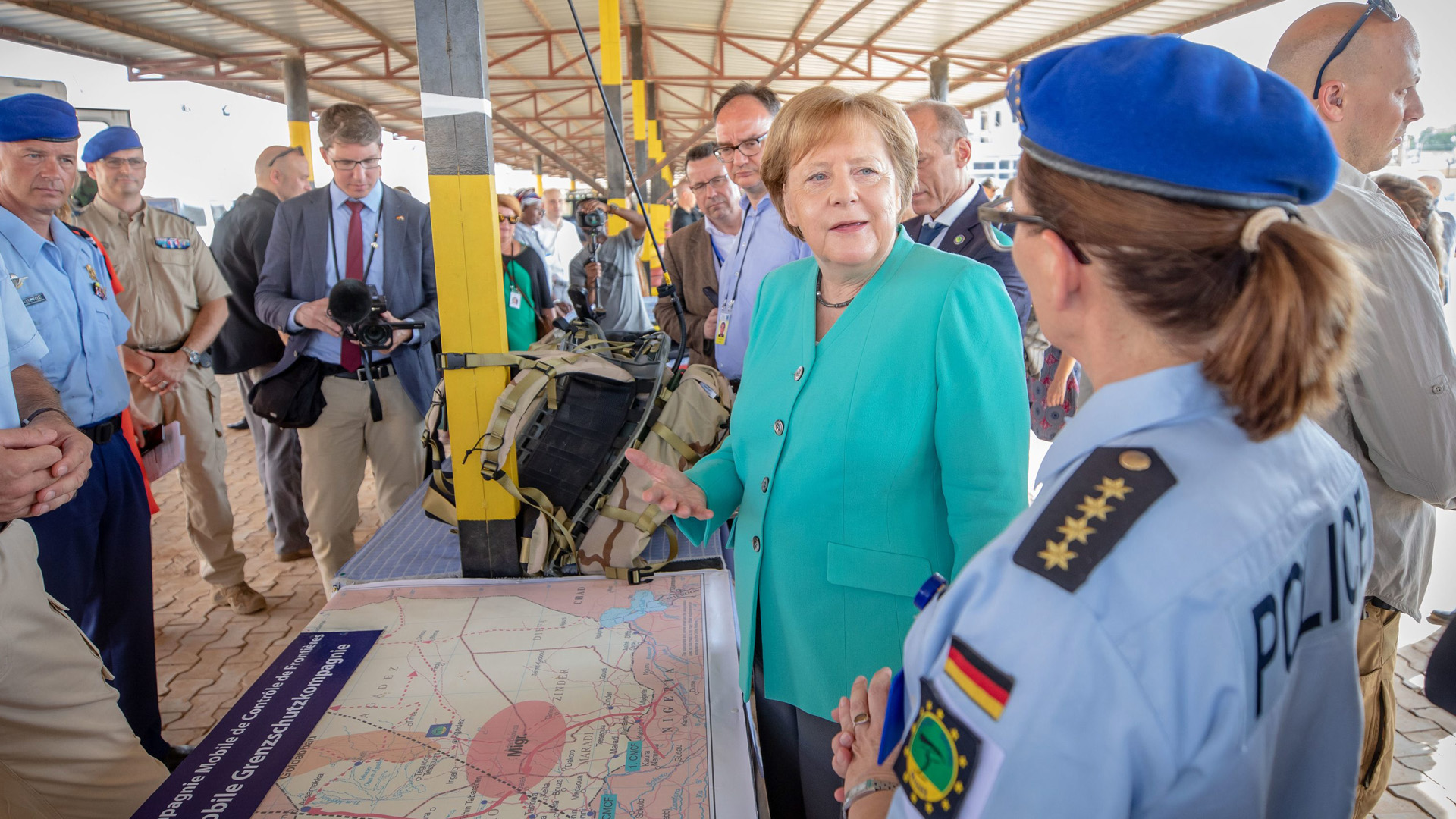 Kanzlerin Merkel besichtigt die zivile EU-Unterstützungsmission EUCAP Sahel Niger in Niamey. | Bildquelle: dpa