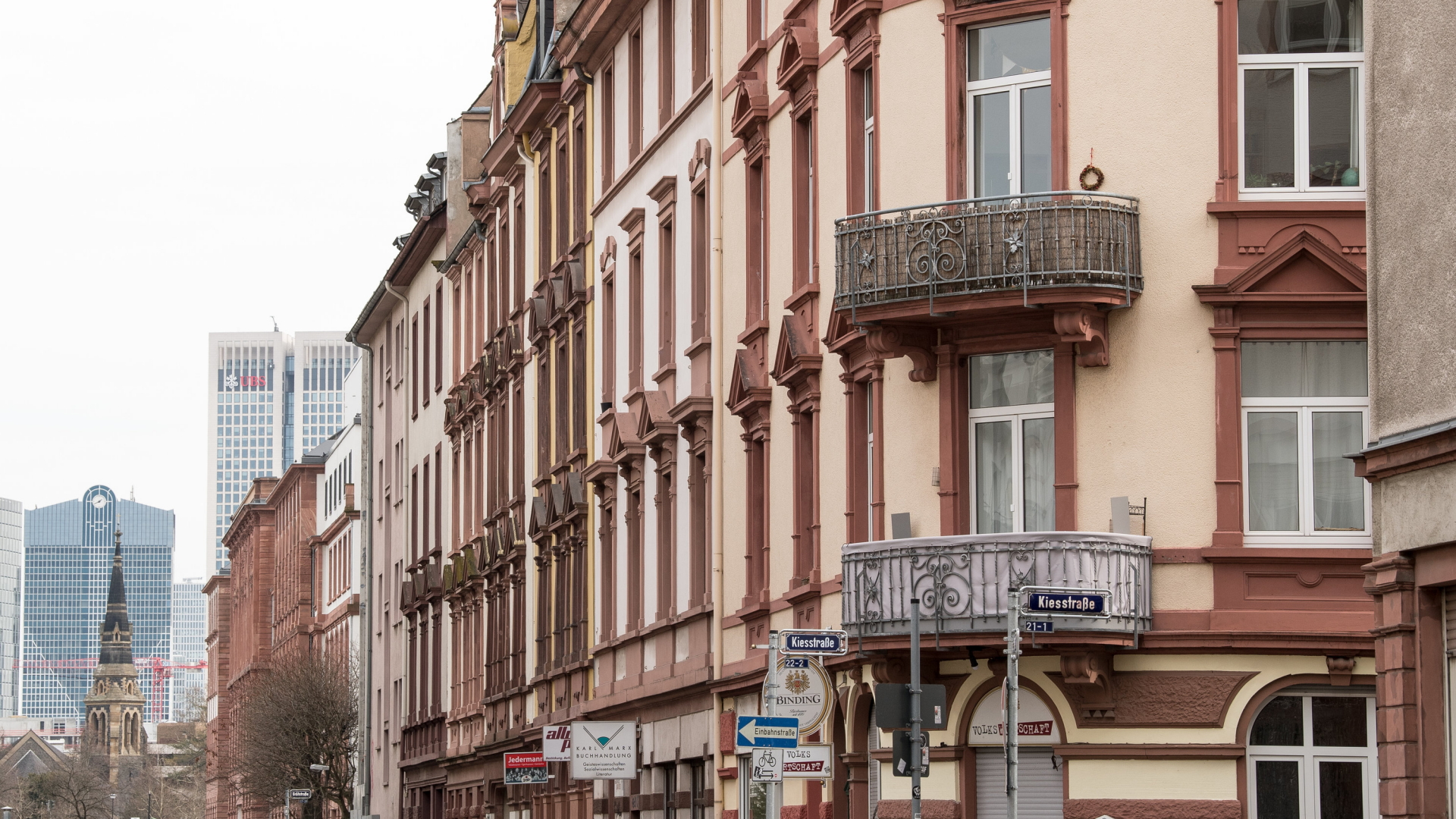 Alte Häuserfronten in der Jordanstraße im Frankfurter Stadtteil Bockenheim. | Bildquelle: dpa