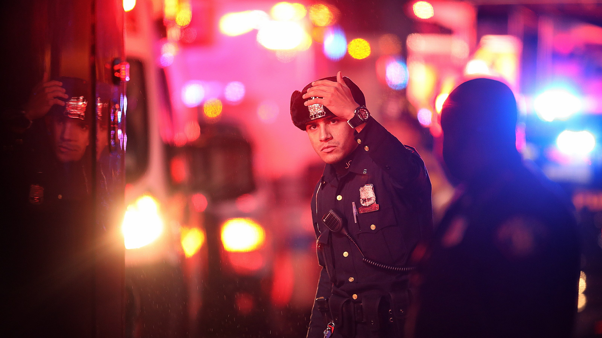 Ein Polizist kontrolliert Straßen in Jersey City. | Bildquelle: AFP