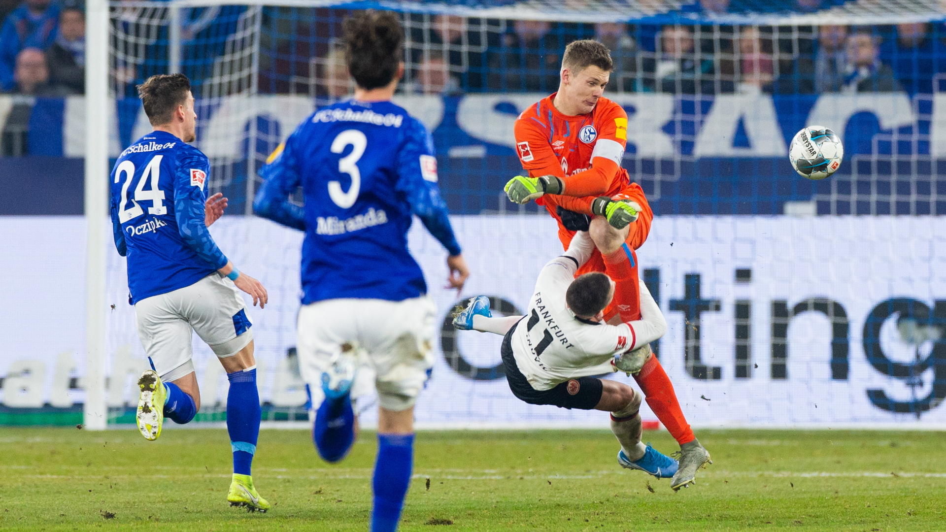 Schalkes Nübel foult Frankfurt Gacinovic und fliegt dafür vom Platz | Bildquelle: dpa