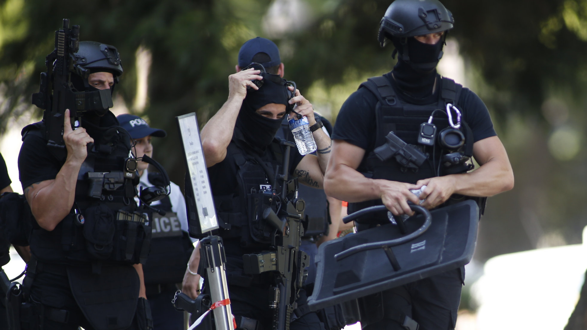 Bewaffnete Einsatzkräfte auf den Champs-Elysée. | Bildquelle: AP