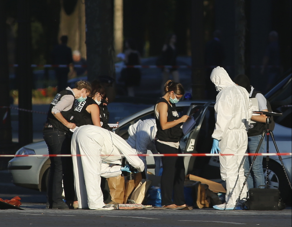 Pariser Ermittler untersuchen Auto nach Attacke auf dem Champs-Élysées | Bildquelle: AP