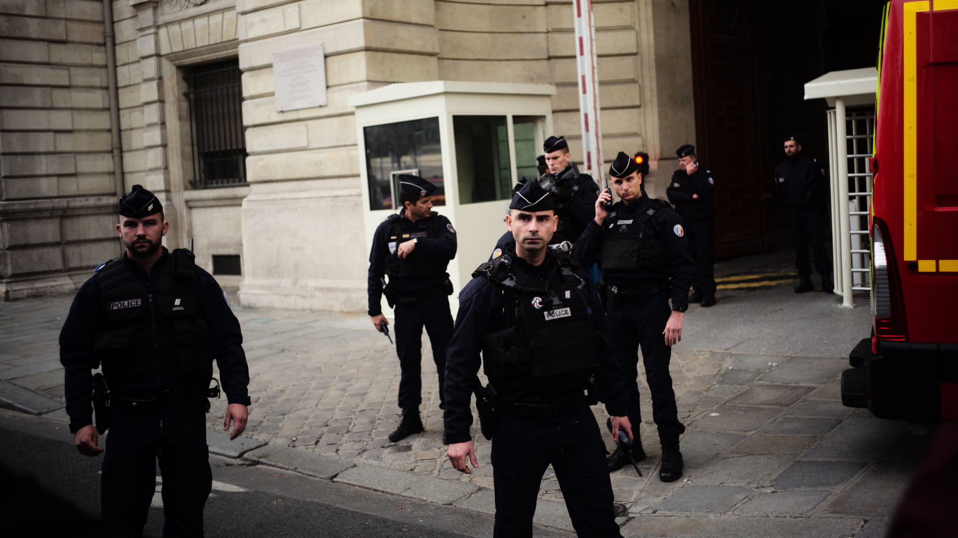 Polizisten stehen vor der Pariser Polizeipräfektur, in der sich einen Tag zuvor eine tödliche Messerattacke ereignet hatte. | Bildquelle: AP