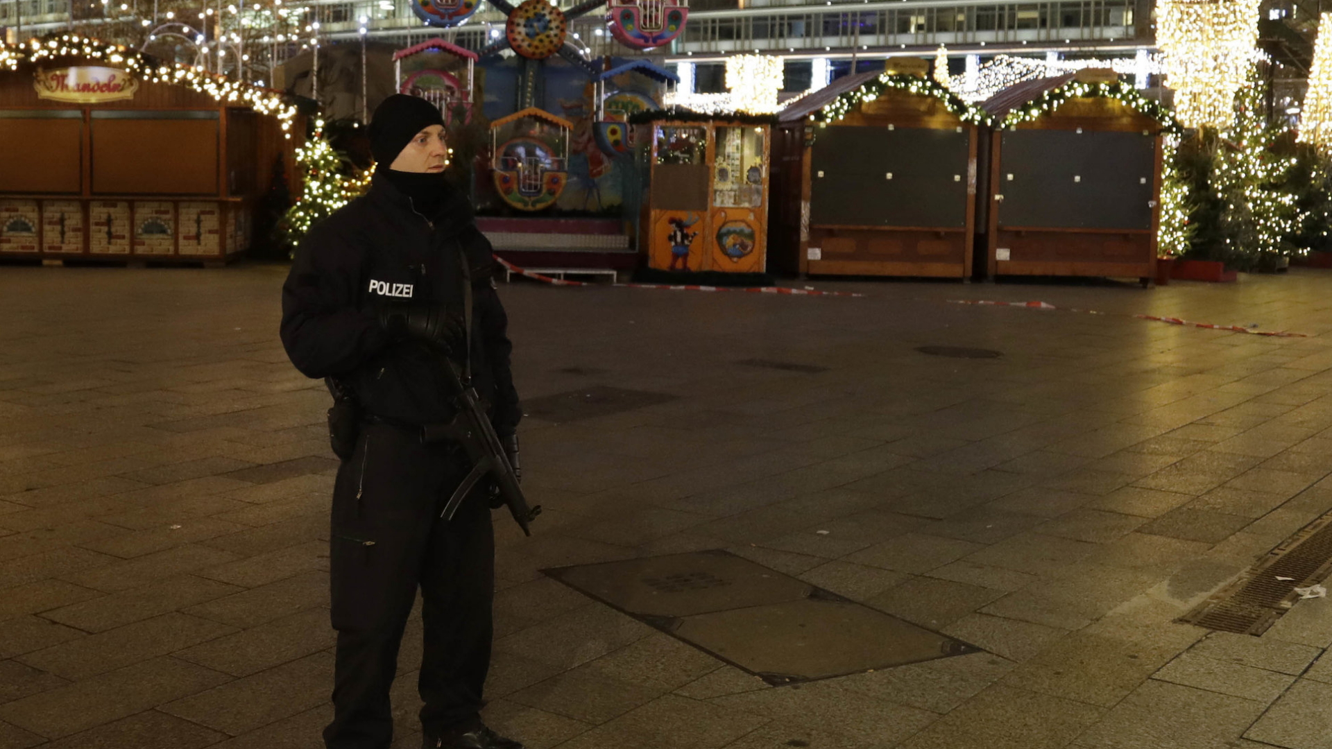 Polizist nach der Todesfahrt auf dem Berliner Breitscheidplatz | Bildquelle: AP