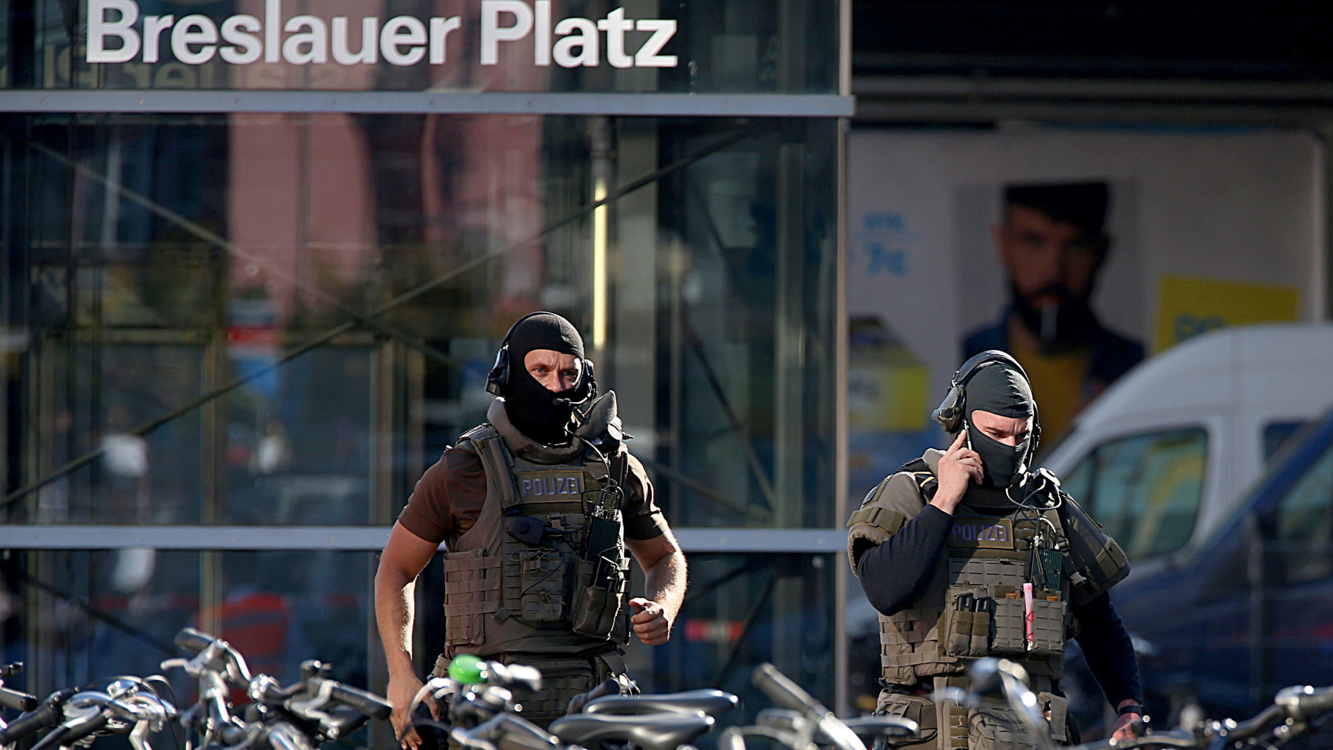 Vermummte Polizeibeamte vor dem Kölner Hauptbahnhof. | Bildquelle: dpa
