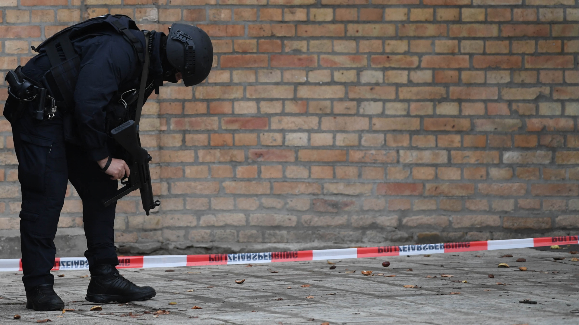 Ein Polizist nach dem Anschlag in Halle. | Bildquelle: FILIP SINGER/EPA-EFE/REX