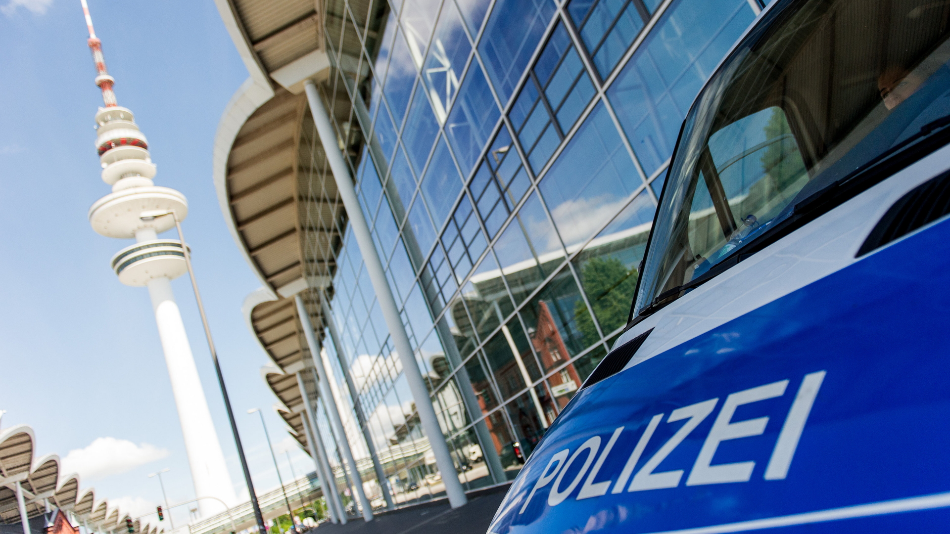Polizeiwagen in Hamburg | Bildquelle: dpa