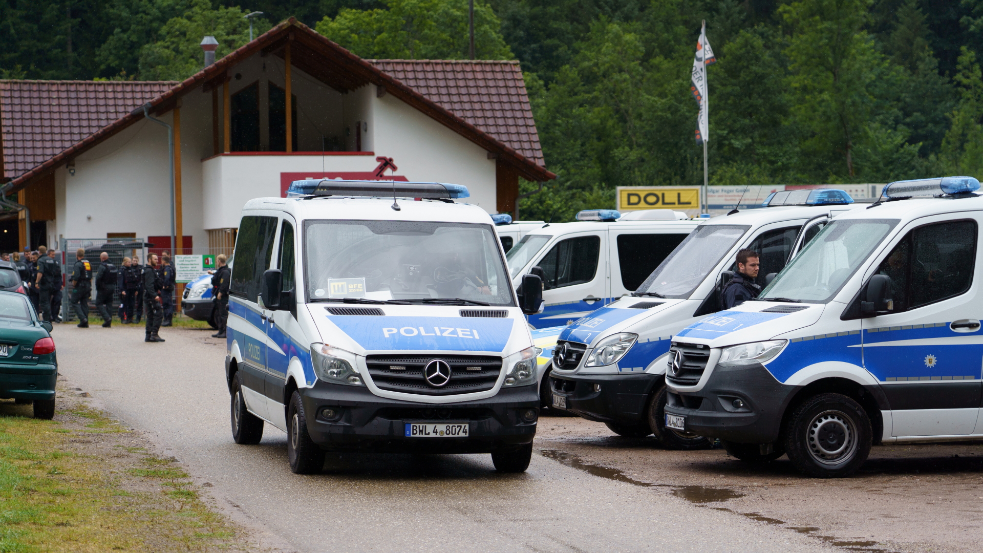 Polizeiautos in Oppenau im Schwarzwald | Bildquelle: dpa