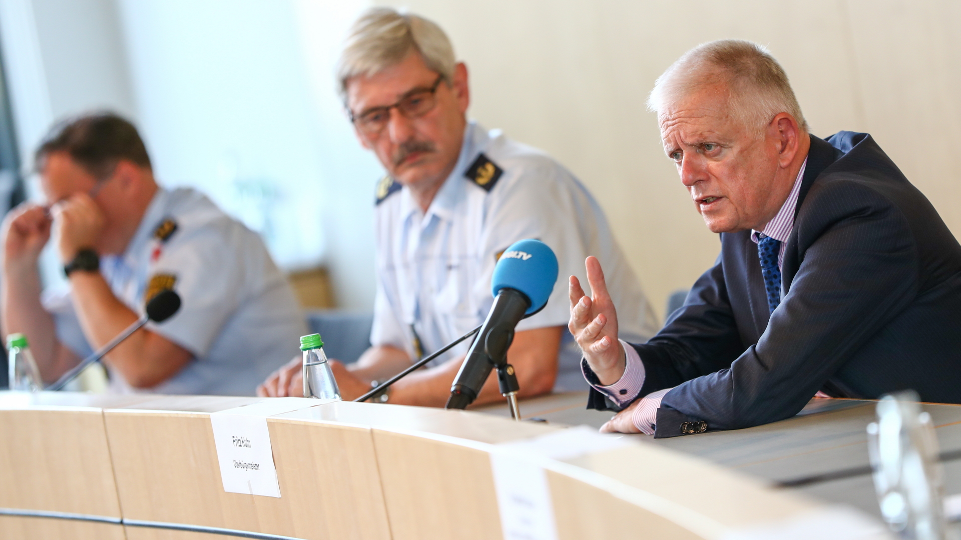 Stuttgarts Oberbürgermeister Fritz Kuhn (re.) spricht bei einer Pressekonferenz über die nächtlichen Randale in der Innenstadt. | Bildquelle: dpa