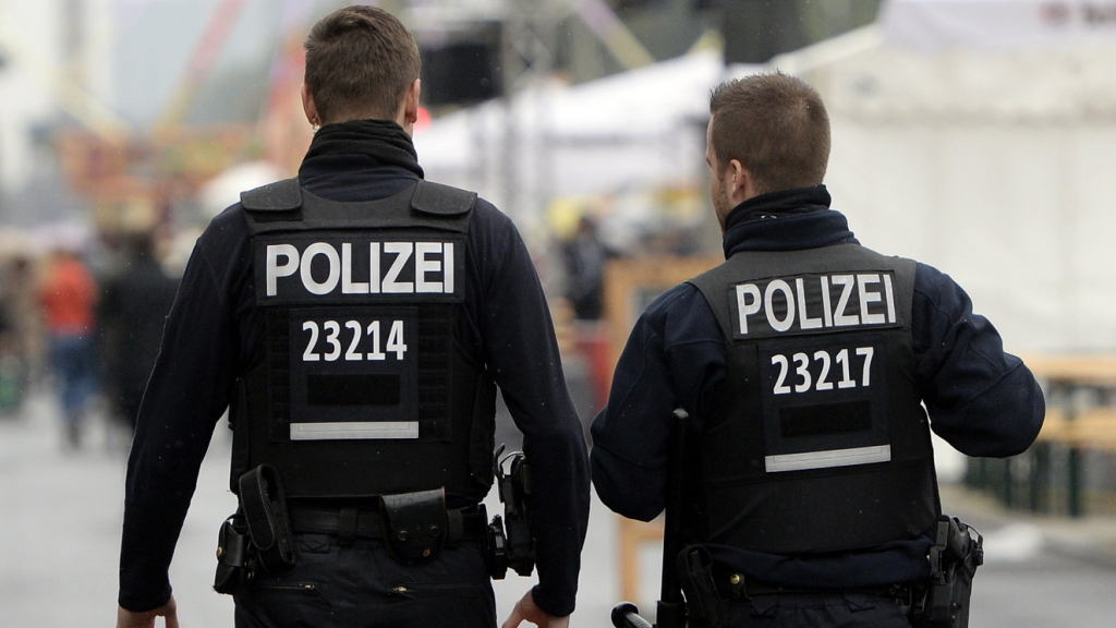 Zwei Polizisten in Berlin | Bildquelle: dpa