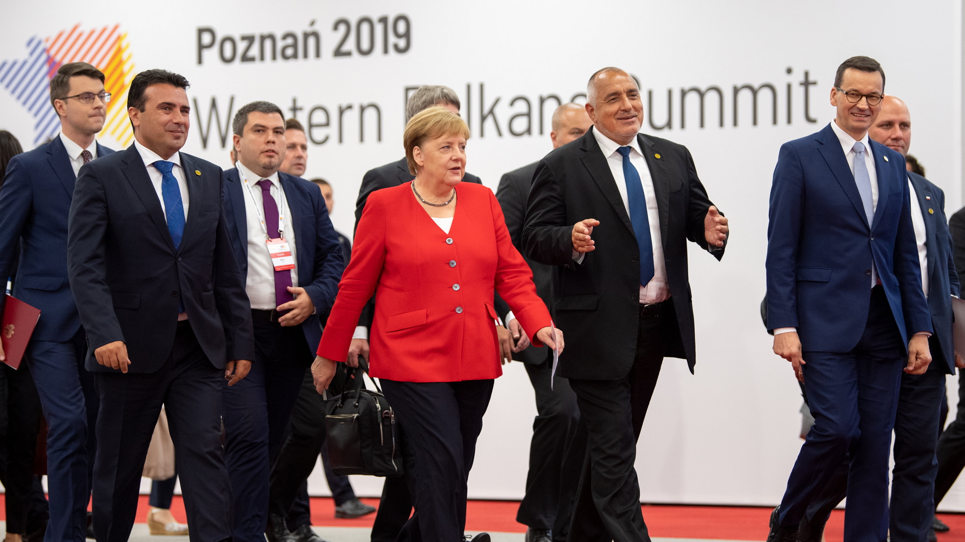 Politiker auf dem Weg zur Pressekonferenz beim Westbalkan-Gipfel.  | Bildquelle: dpa