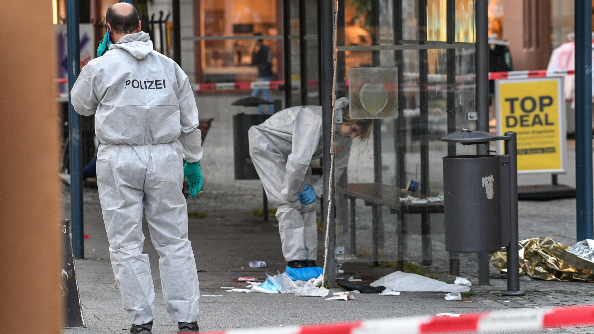 Kriminaltechniker in Ravensburg untersuchen den Tatort nach einem Messerangriff | Bildquelle: dpa