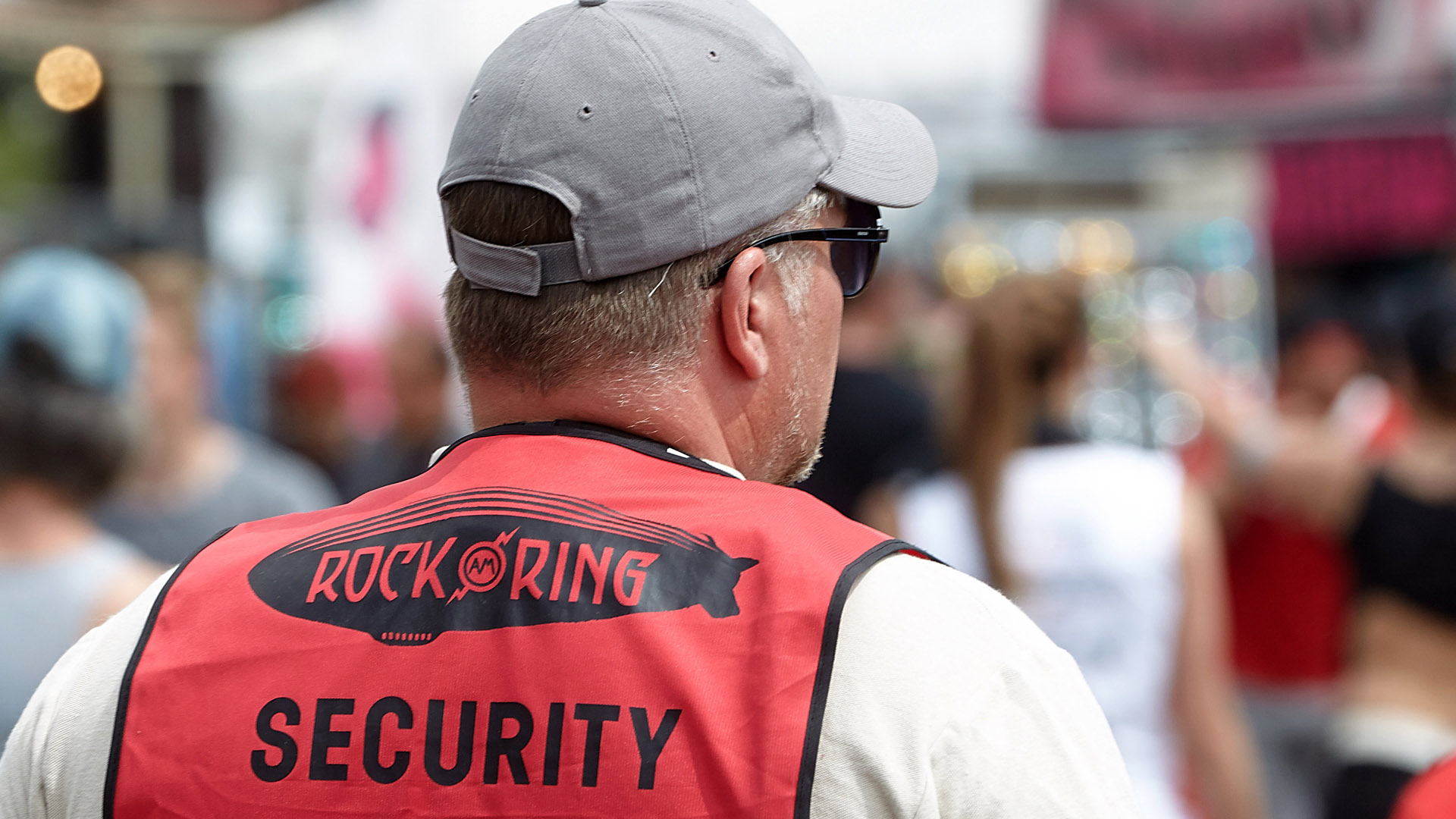 Mitarbeiter eines Sicherheitsdienstes des Musikfestivals "Rock am Ring" | Bildquelle: dpa