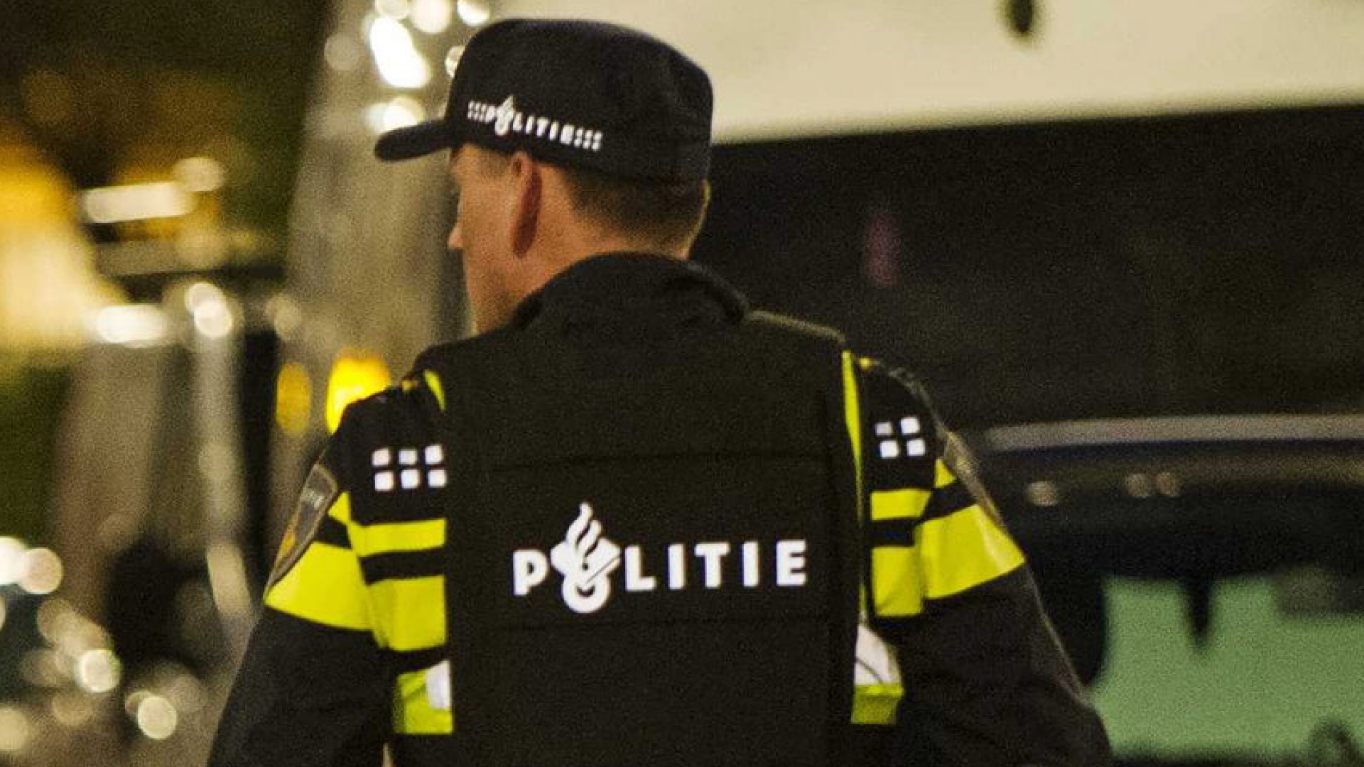Niederländische Polizisten nahmen im Februar 2016 einen Terrorverdächtigen fest. | Bildquelle: dpa