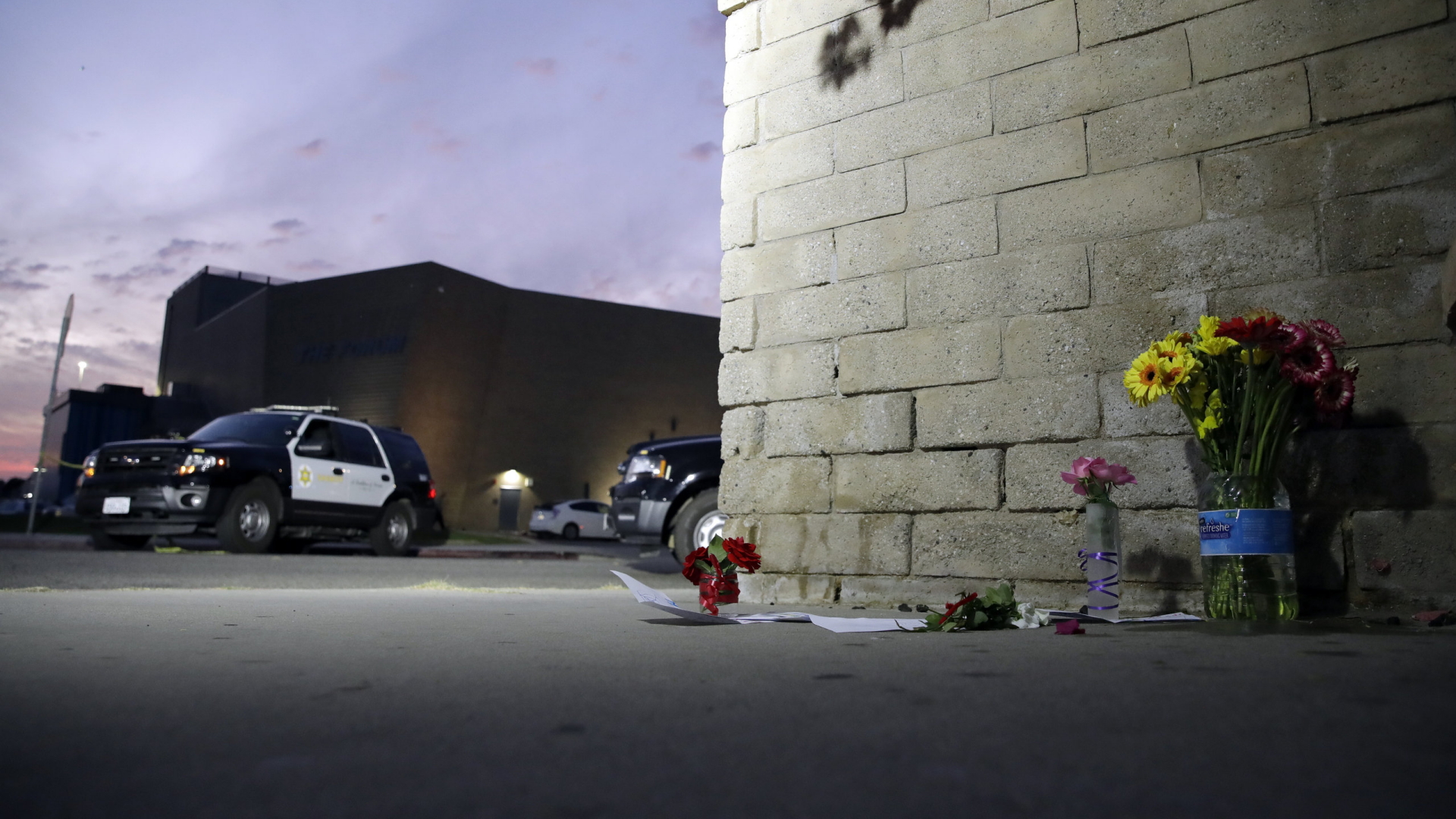 An der Schule wurden Blumen im Gedenken an die Opfer niedergelegt. | Bildquelle: AP