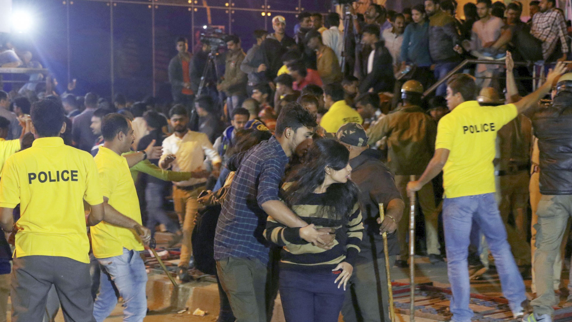 Polizisten versuchen, die Menschenmassen bei den Silvesterfeierlichkeiten im indischen Bangalore zu trennen  | Bildquelle: AFP