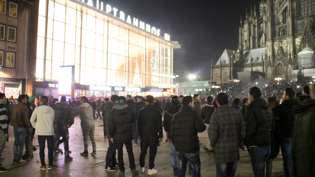 Silvester auf dem Vorplatz des Kölner Hauptbahnhofs | Bildquelle: dpa