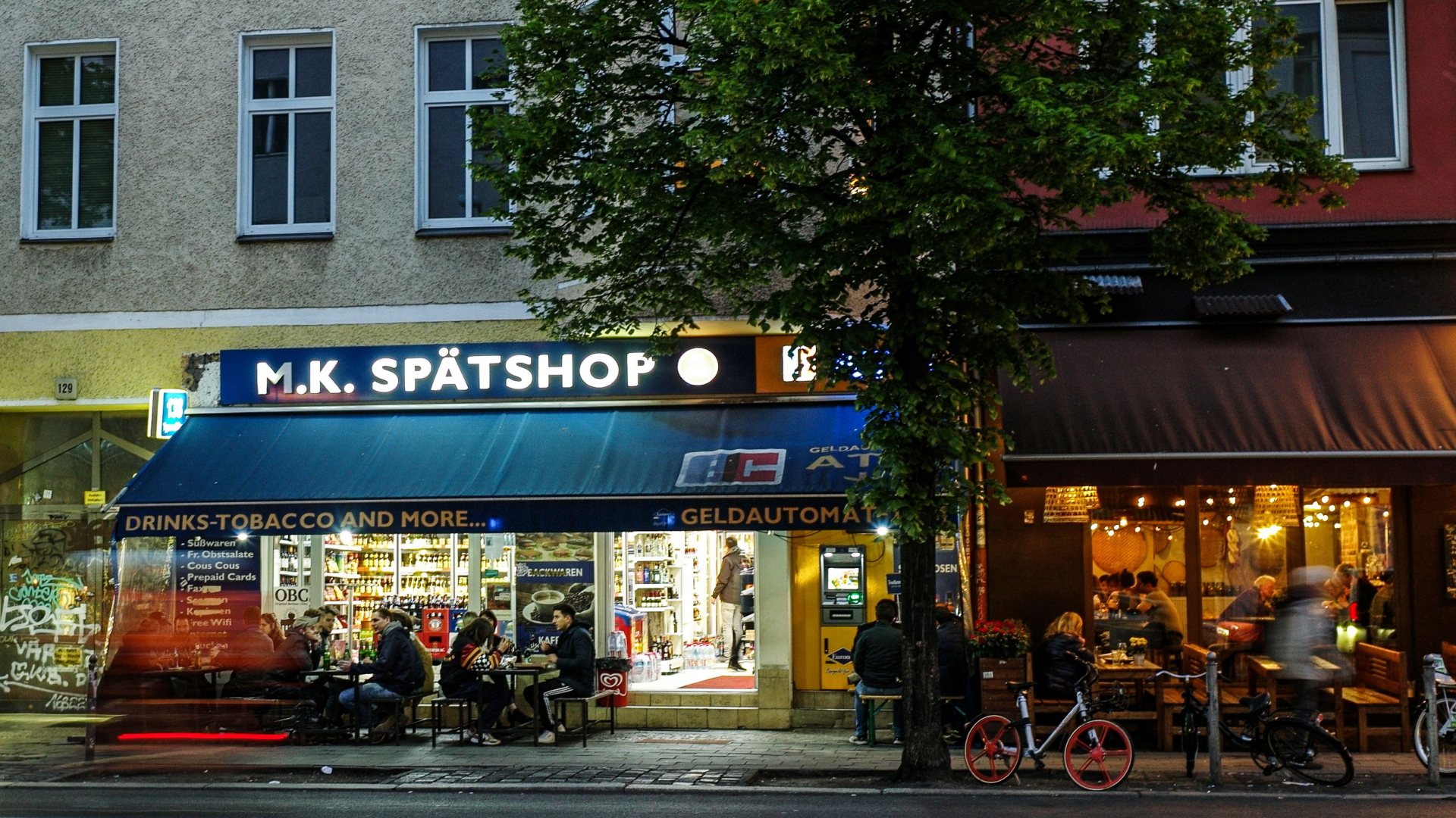 Ein Spätkauf, im Berliner Jargon genannt Späti, an einem Aprilabend. | Bildquelle: FILIP SINGER/EPA-EFE/REX